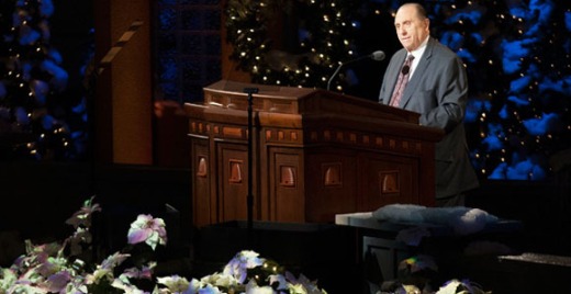 El presidente Monson se dirige a la Iglesia durante el Devocional de Navidad de 2012. Los mensajes, la música e incluso las decoraciones en los devocionales de Navidad de la Primera Presidencia reflejan la luz y el amor de Cristo.