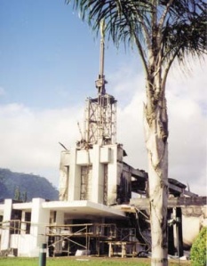Templo de Samoa, con la torre del ángel Moroni todavía en pie.