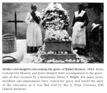 Familia de Rafael Monroy colocan flores sobre su tumba.