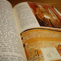 Producido en 1982, esta edición comercial del Libro de Mormón incluyó datos históricos y contextuales por medio de líneas de tiempo e historias.