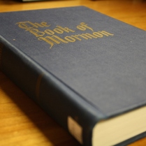 Producido en 1982, esta edición comercial del Libro de Mormón incluyó datos históricos y contextuales por medio de líneas de tiempo e historias.