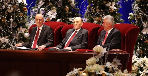 El presidente Thomas S. Monson y sus consejeros, el presidente Henry B. Eyring y el presidente Dieter F. Uchtdorf, en el Devocional de Navidad de 2015 de la Primera Presidencia.
